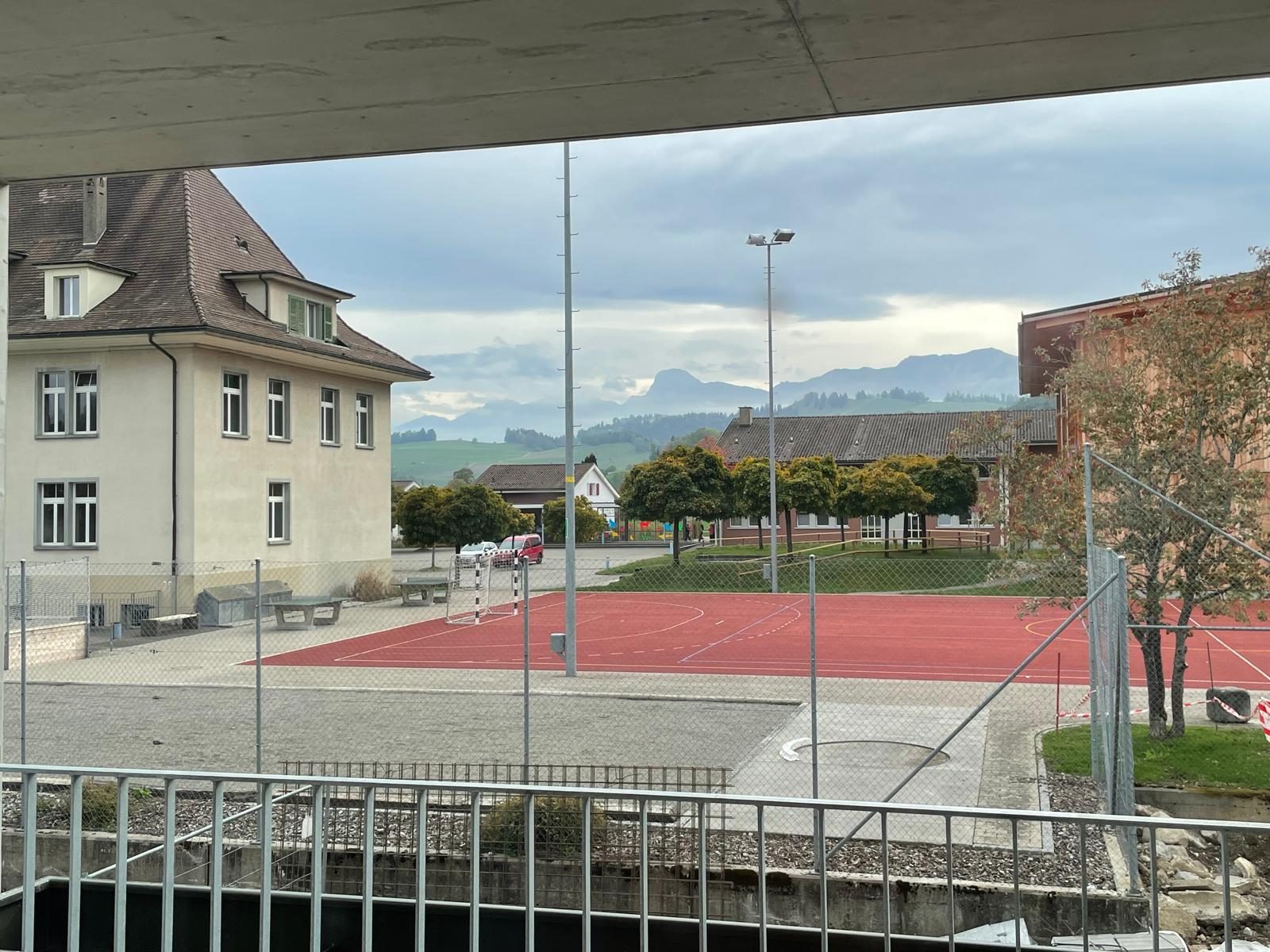 Blick vom Balkon über die Schulanlage zum Stockhorn